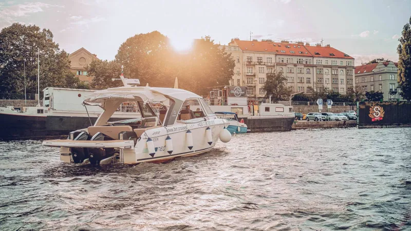 † Luxusní plavba po Vltavě moderní jachtou GREENLINE NEO †