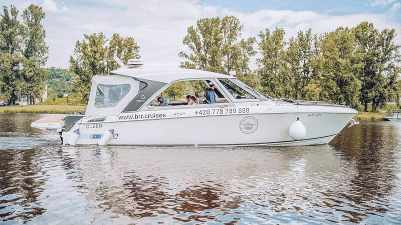 † Luxusní plavba po Vltavě moderní jachtou GREENLINE NEO pro 10 osob †