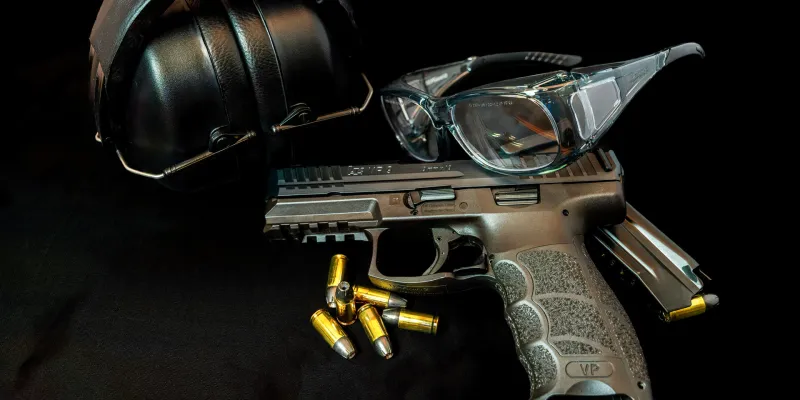 Střelba z pistolí v kryté střelnici