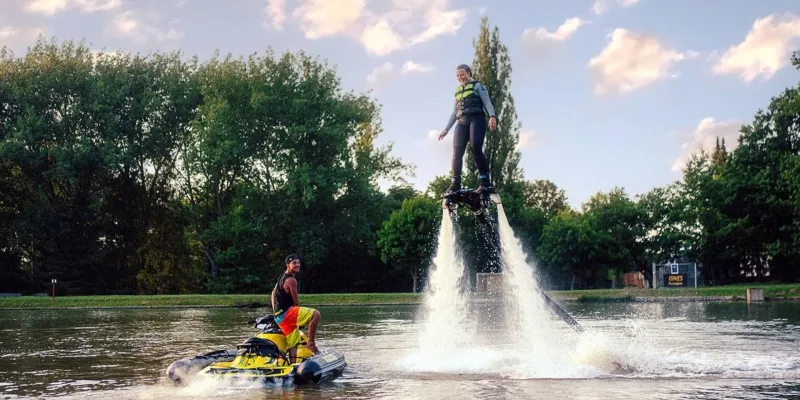 Adrenalin nad vodou: Lekce na Flyboardu