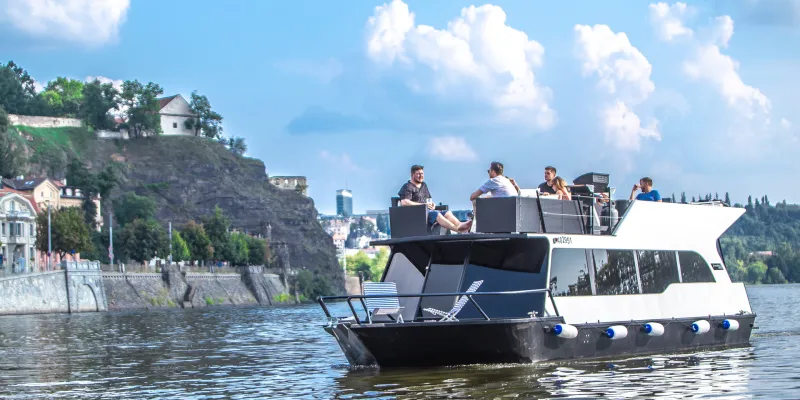 Plavba na lodi YachtBoat ONE s neomezeným pitím
