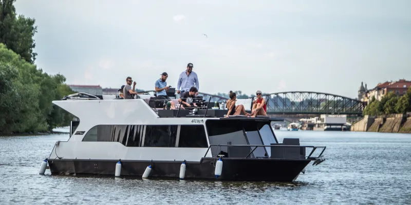 Plavba na lodi YachtBoat ONE s neomezeným pitím