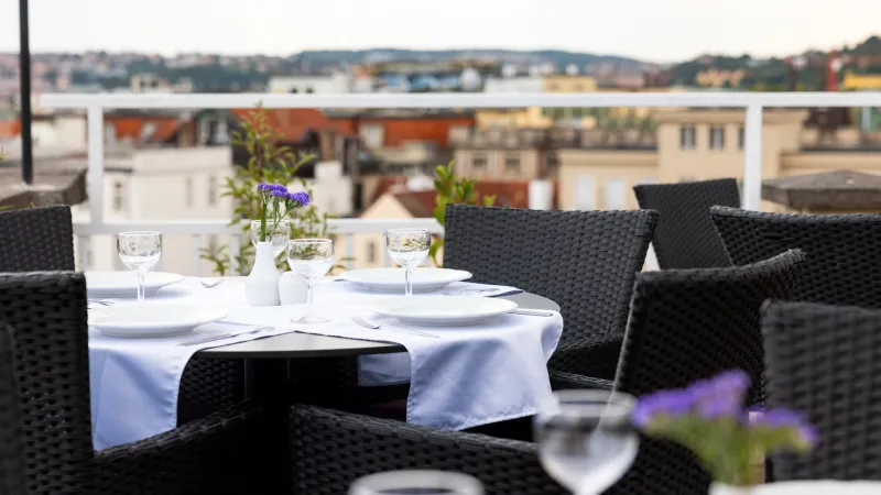 Sky Bar & Restaurant Prague: 3-chodové vegetariánské menu a neomezené víno pro dva
