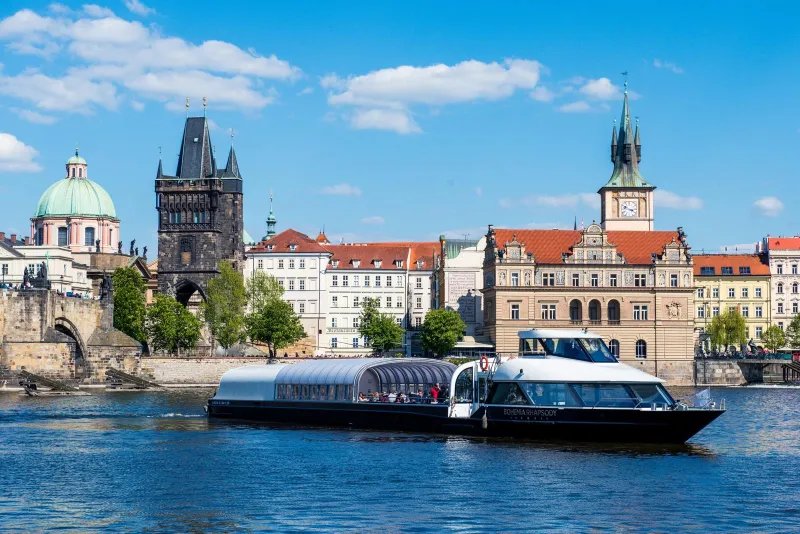Vyhlídková plavba po Vltavě s obědem a hudbou