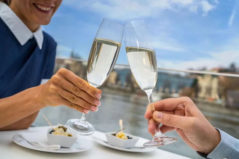 Vyhlídková plavba po Vltavě se sklenkou prosecca pro 2