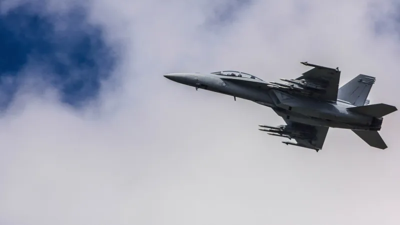 † Pilotem na zkoušku Brno: simulátor letu ve stíhačce F/A-18 Hornet po 60 minut †