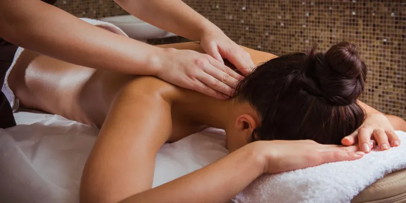 Hloubková terapeutická masáž zad a šíje v Praze