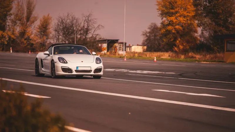 † Jízda v Porsche Boxster na okruhu (polygonu) v Hradci Králové †