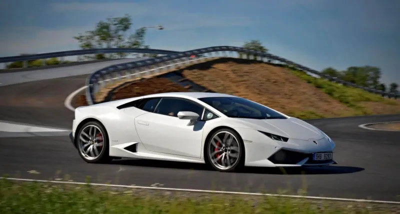 † Jízda v Lamborghini Huracán LP610 v Brně - 20 min s palivem †