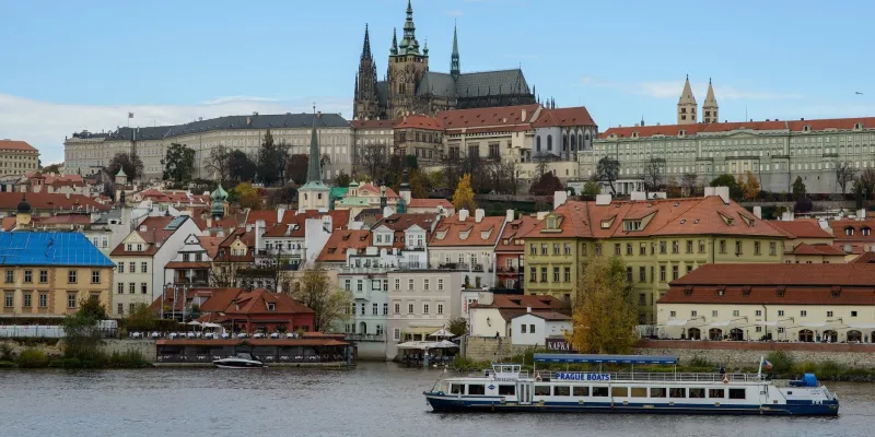 Vyhlídková plavba po Vltavě s obědem a hudbou pro tři