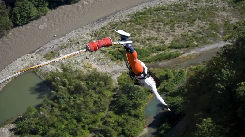 † Bungee jumping z televizní věže v Harrachově pro 3 osoby †