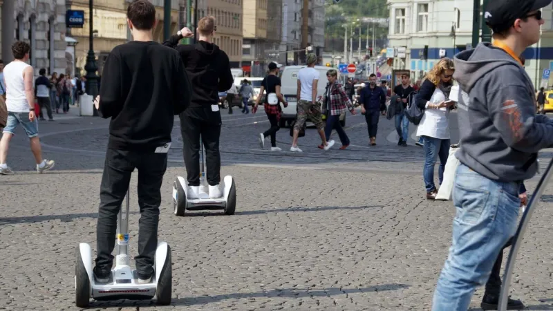 † Honba za pokladem: Prahou na elektrokoloběžce pro 3 osoby †