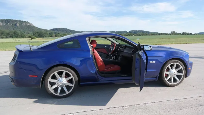 † Jízda v Ford Mustang GT5.0 20 minut jízdy včetně pohonných hmot †