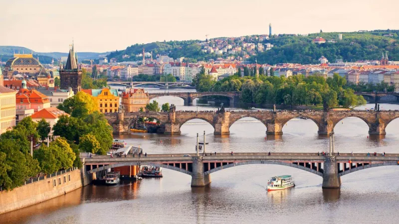 Vyhlídková plavba po Vltavě s výkladem pro čtyři